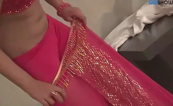 大胸美女美女裸体美女脱衣服脱衣舞脱内衣裸体 - Kissing, fingering and red panties  An intimate moment for lovers