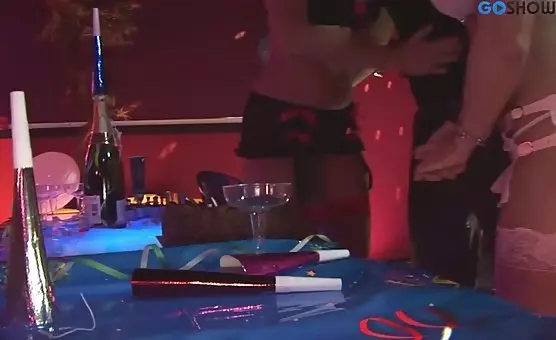 Interracial Blowjob Party in the Bar