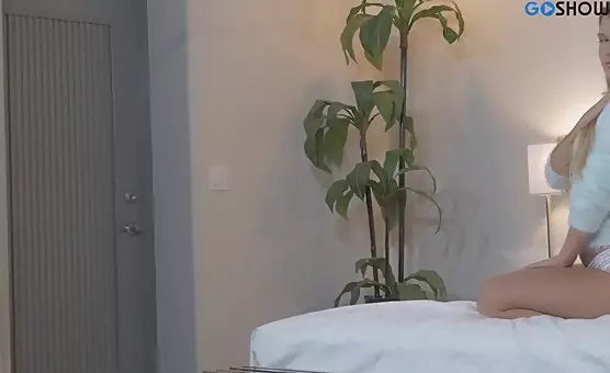 舌吻揉胸按摩女摸女揉胸吃奶脱衣服脱内衣 - Erotic Blonde Masturbator Delights in Luxurious Bed